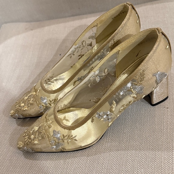 STUART WEITZMAN Embroidered mesh pumps GOLD 2.5” semi-block heel EUC US 8.5 Med - Picture 15 of 15
